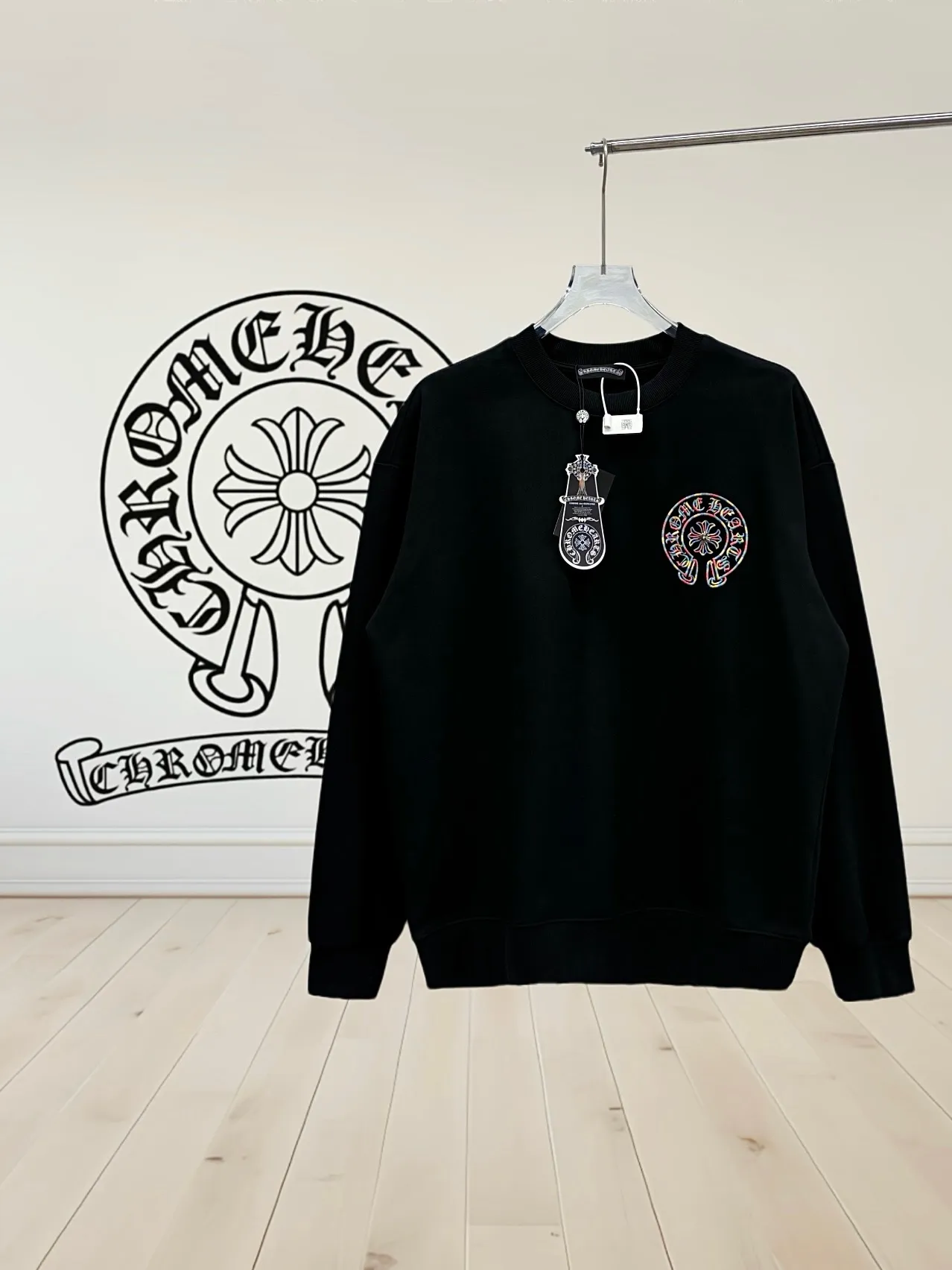 P250 [High Quality] Chrome Hearts Embroidery🪡Cross + Horseshoe‼ ️Round neck sweatshirt *Customized 420g terry cotton fabric, the fabric is soft, skin-friendly and comfortable *Embroidery process: front cross + rivet embroidery *A very simple and elegant classic continuation. It is unparalleled in terms of upper body comfort, interpreting your luxury and taste, and creating your fashion style and charm. Three complete standards. Same style for men and women. 𝐂𝐎𝐋𝐎𝐔𝐑: Black/White 𝐒𝐈𝐙𝐄: S-XL